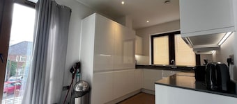 Grosvenor Rd - 2-Bedrooms - Sleeps 5 - Parking