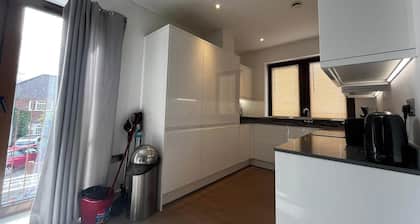 Grosvenor Rd - 2-Bedrooms - Sleeps 5 - Parking