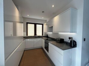 Kylskåp, mikrovågsugn, ugn och spishäll