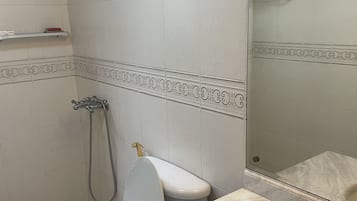Chuveiro, secador de cabelo, toalhas de banho, sabonete