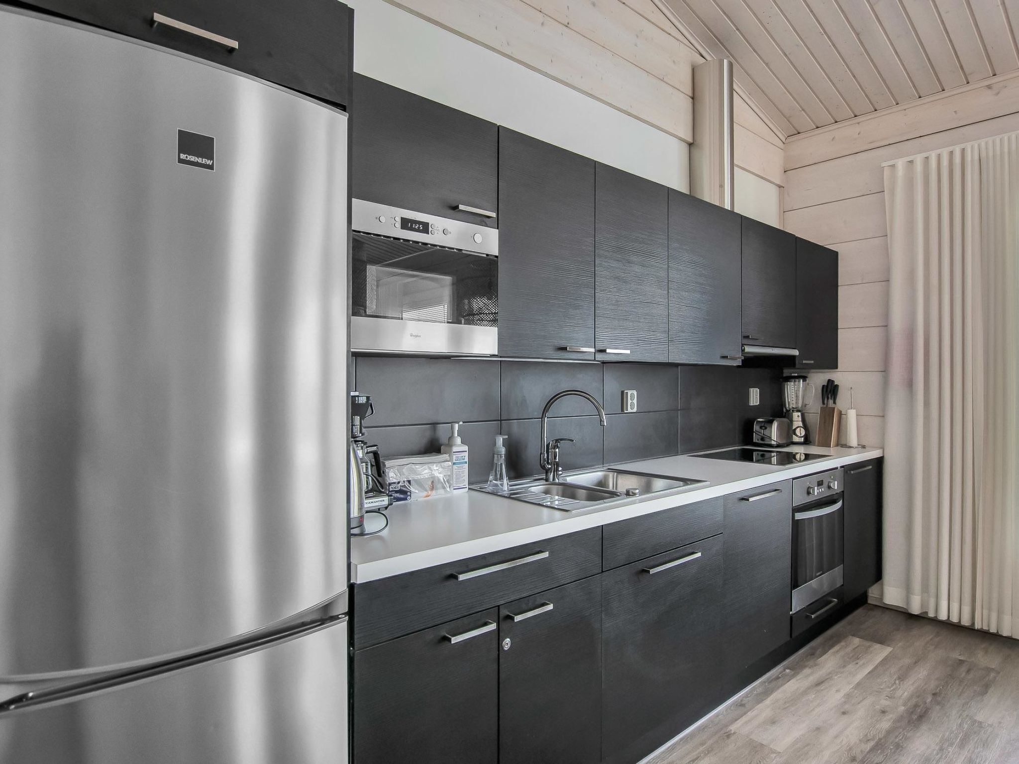 Refrigerador, microondas, lavavajillas y utensilios de cocina 