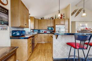 Frigorifero, microonde, forno, piano cottura