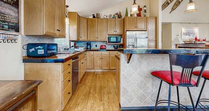Mountain Slope Side home w/ mountain views , hiking & walk to lifts