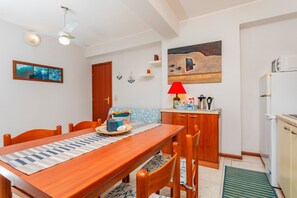 Dining - Apartment 'Petite Maison' with Shared Garden, Wi-Fi and Air Conditioning (Mascali)