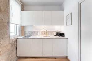 Kylskåp, mikrovågsugn, diskmaskin och kaffe- och tebryggare