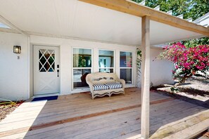 Terrace/patio - A cozy and comfortable retreat centrally located with private backyard, AC & WD (Bradenton)