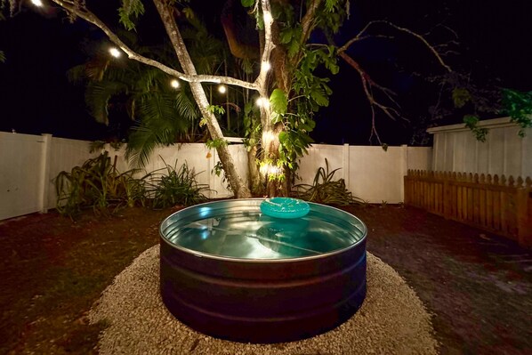 Outdoor spa tub - A cozy and comfortable retreat centrally located with private backyard, AC & WD (Bradenton)