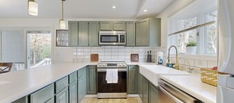 Charming Farm Country Retreat Near Wisconsin Dells Attractions, w/firepit & WIFI