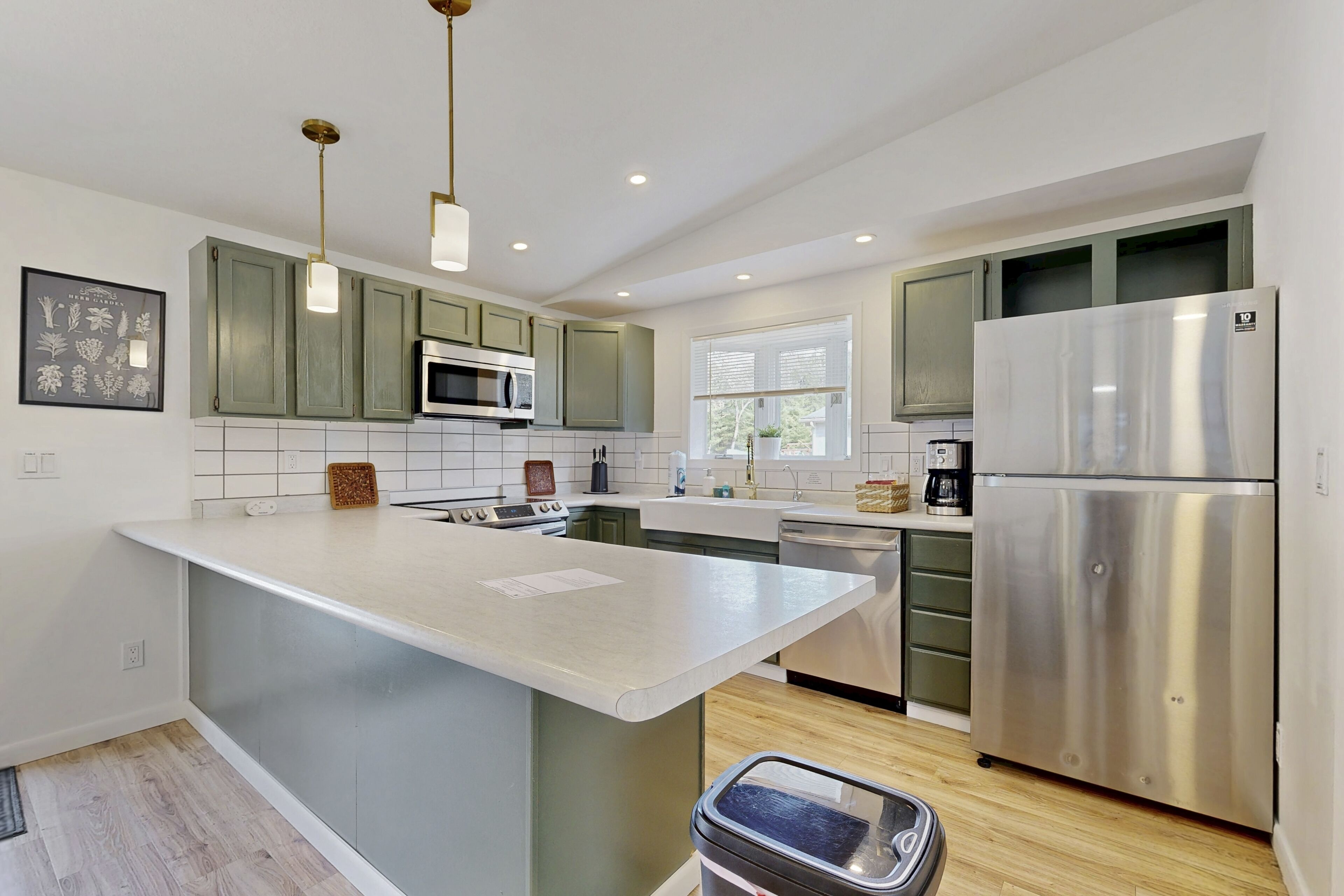 冷蔵庫、電子レンジ、オーブン、コンロ