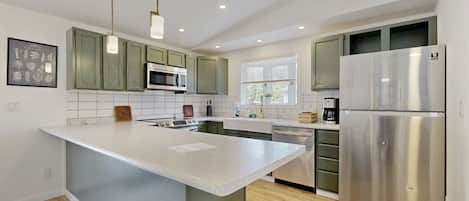 Kylskåp, mikrovågsugn, ugn och spishäll