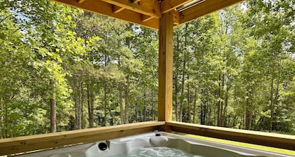 Eagle's Nest • Jacuzzi • Pet Friendly • Mtn Views