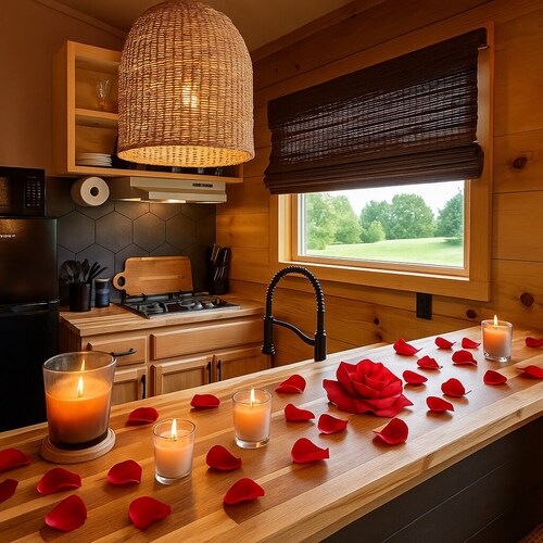 Eagle's Nest • Jacuzzi • Pet Friendly • Mtn Views