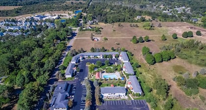 Stylish condo with well-equipped kitchen, pool, firepits, & gas fireplace