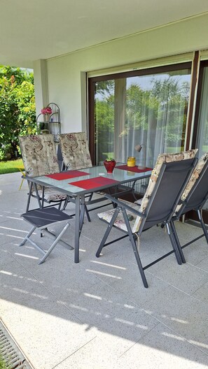 Outdoor dining - Apartment 'Höri' with Private Terrace, Garden and Wi-Fi (Öhningen)
