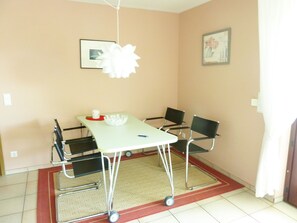 Dining - Apartment 'Höri' with Private Terrace, Garden and Wi-Fi (Öhningen)