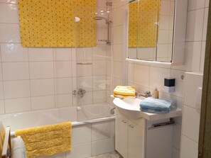 Douche, séchoir à cheveux, serviettes fournies