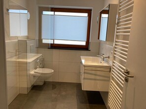 Dusch, hårtork och handdukar