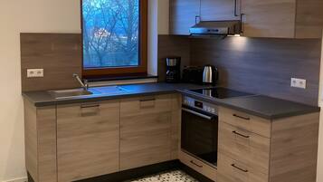 Frigorifero, forno, piano cottura, lavastoviglie