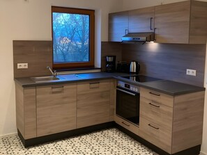 Fridge, oven, stovetop, dishwasher - Apartment '4' with Shared Terrace, Shared Garden and Wi-Fi (Nerenstetten)