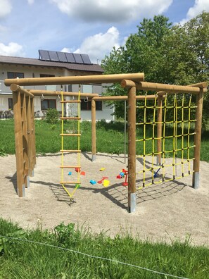 Children’s area - Apartment '4' with Shared Terrace, Shared Garden and Wi-Fi (Nerenstetten)