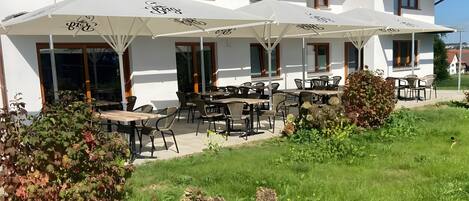 تناول الطعام بالخارج