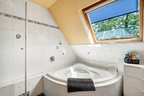 Douche, sèche-cheveux, serviettes fournies