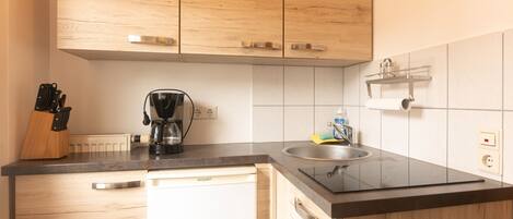 Fridge, stovetop, coffee/tea maker, electric kettle