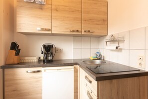 Een koelkast, een kookplaat, een koffiezetapparaat/waterkoker