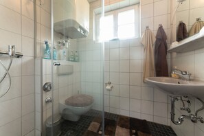Douche, serviettes fournies