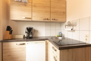 Fridge, stovetop, coffee/tea maker, electric kettle