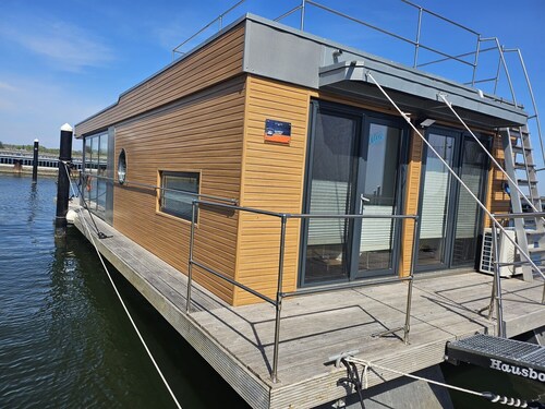 Boot 'Tollow' mit Meerblick, Wi-Fi und Klimaanlage