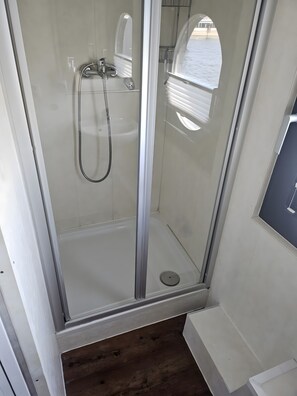 Shower, hair dryer, towels - Boat 'Tollow' with Sea View, Wi-Fi and Air Conditioning (Stralsund)