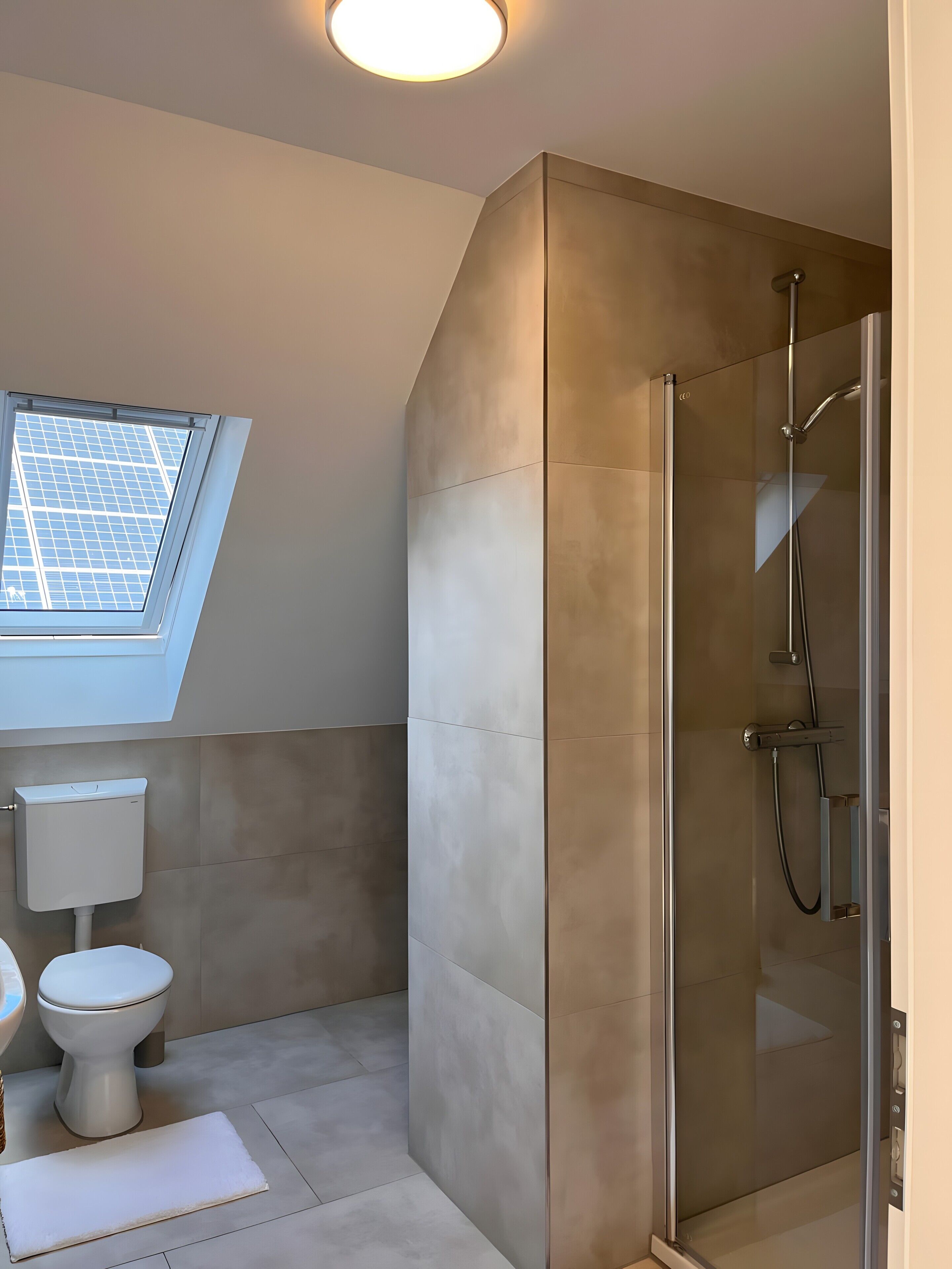 Regadera, secadora de cabello, toallas 