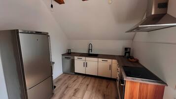 Kühlschrank, Ofen, Herdplatte, Wasserkocher mit Kaffee-/Teezubehör