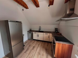 Kühlschrank, Ofen, Herdplatte, Wasserkocher mit Kaffee-/Teezubehör