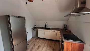 Kühlschrank, Ofen, Herdplatte, Wasserkocher mit Kaffee-/Teezubehör