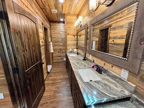 Doccia, asciugacapelli, asciugamani, sapone