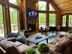 Smart-TV, Kamin, Tischtennisplatte