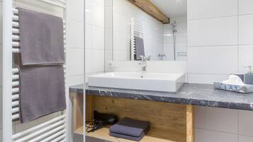 Dusche, Haartrockner, Handtücher