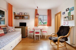 Ein gemütliches Zimmer mit einem Bett, einem Schreibtisch, einem Stuhl und einem Fenster.