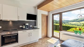 冷蔵庫、電子レンジ、オーブン、コンロ