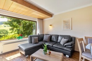 Fernseher, Tischtennisplatte, Stereoanlage