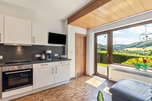 Fridge, microwave, oven, stovetop - Apartment 'Bärenhöhle' with Mountain View, Private Terrace and Wi-Fi (Schmallenberg)