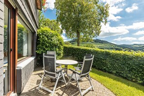 Outdoor dining - Apartment 'Bärenhöhle' with Mountain View, Private Terrace and Wi-Fi (Schmallenberg)