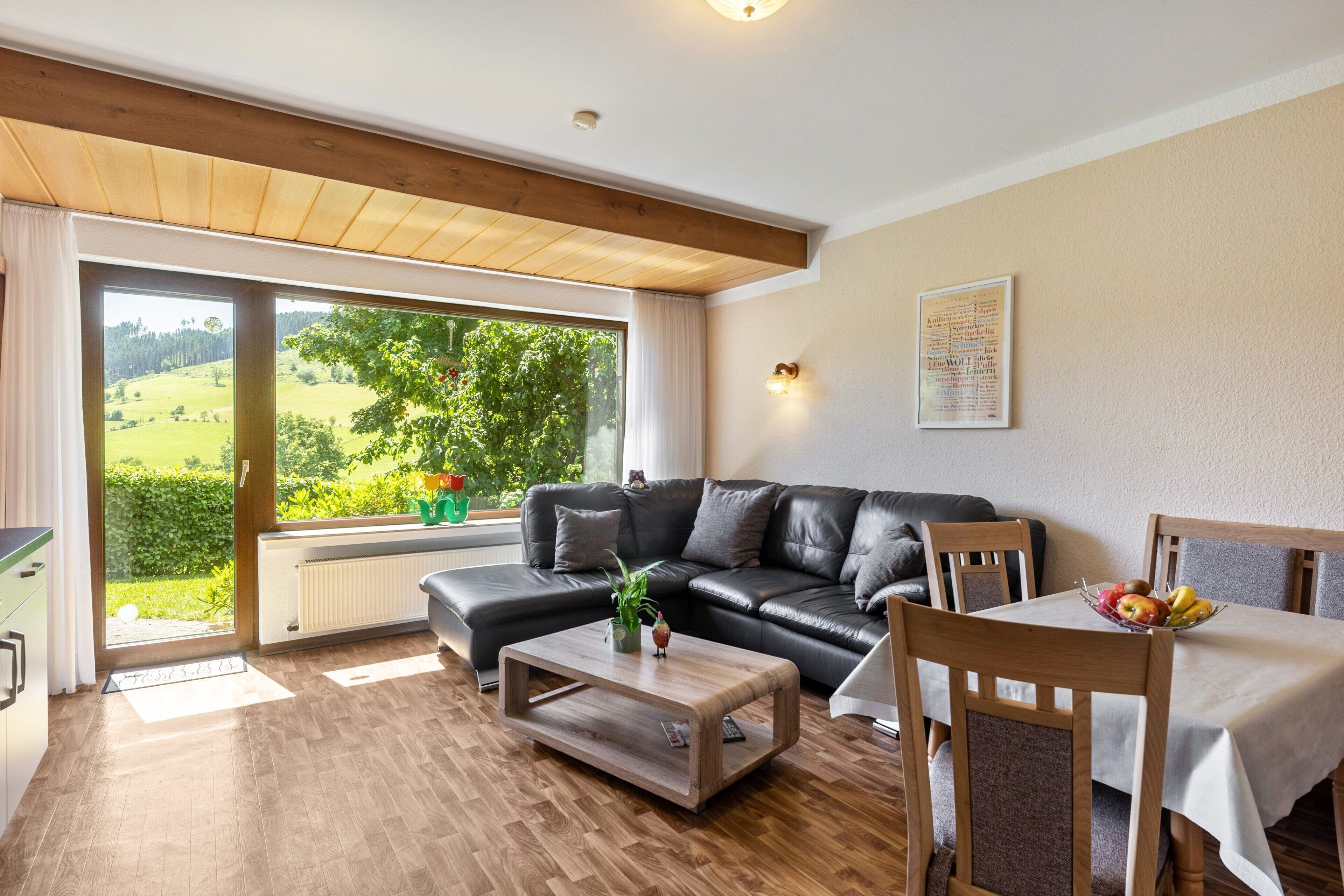 テレビ、卓球台、ステレオ