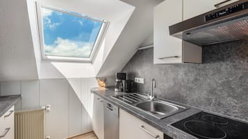 冷蔵庫、電子レンジ、オーブン、コンロ