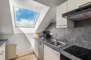 Kylskåp, mikrovågsugn, ugn och spishäll