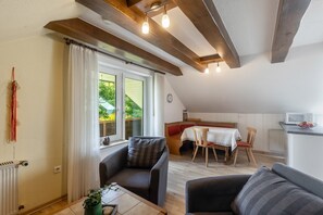 Fernseher, Tischtennisplatte, Stereoanlage