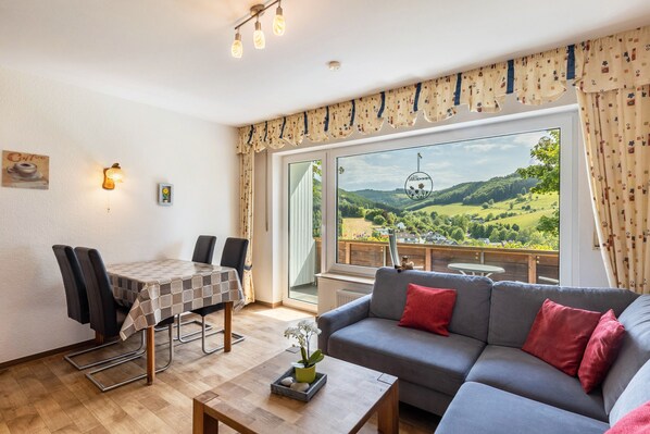 Een televisie en een tafeltennistafel