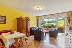 TV, ping pong, stereo